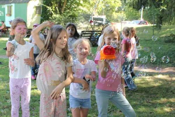 Das Bild zeigt Kinder im Freien