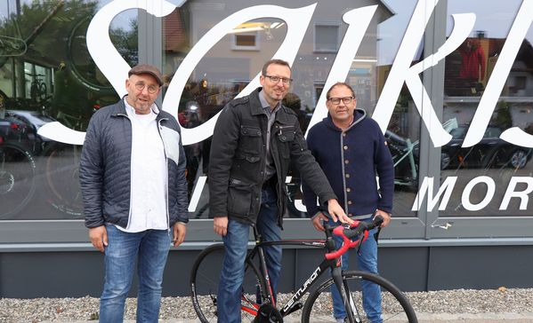  „Ghostrider“ Michael Worschischek (Mitte) gewinnt bei der Aktion „Stiftung Liebenau fährt Rad“ ein nagelneues Rennrad.