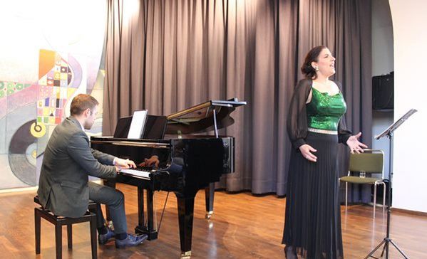 Die Sopranistin Fanie Antonelou und der Pianist Christos Danakas begeistern im Schloss Liebenau