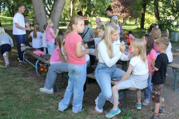 Das Bild zeigt Kinder im Freien