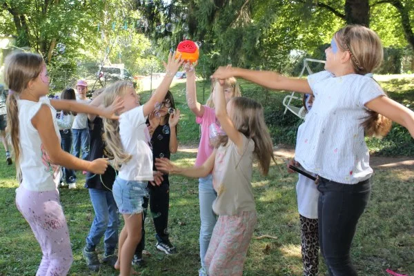 Das Bild zeigt Kinder im Freien