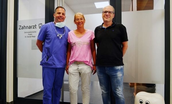 Ab 1. Juli wird Dr. Tobias Sonnberger (ganz rechts) in der Zahnarztpraxis von Dr. Danijel Bago (ganz links) als Anästhesist tätig sein. Dr. Sonnberger folgt auf Dr. Eva-Maria Röhm (Mitte) nach.