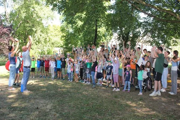 Das Bild zeigt Kinder im Freien