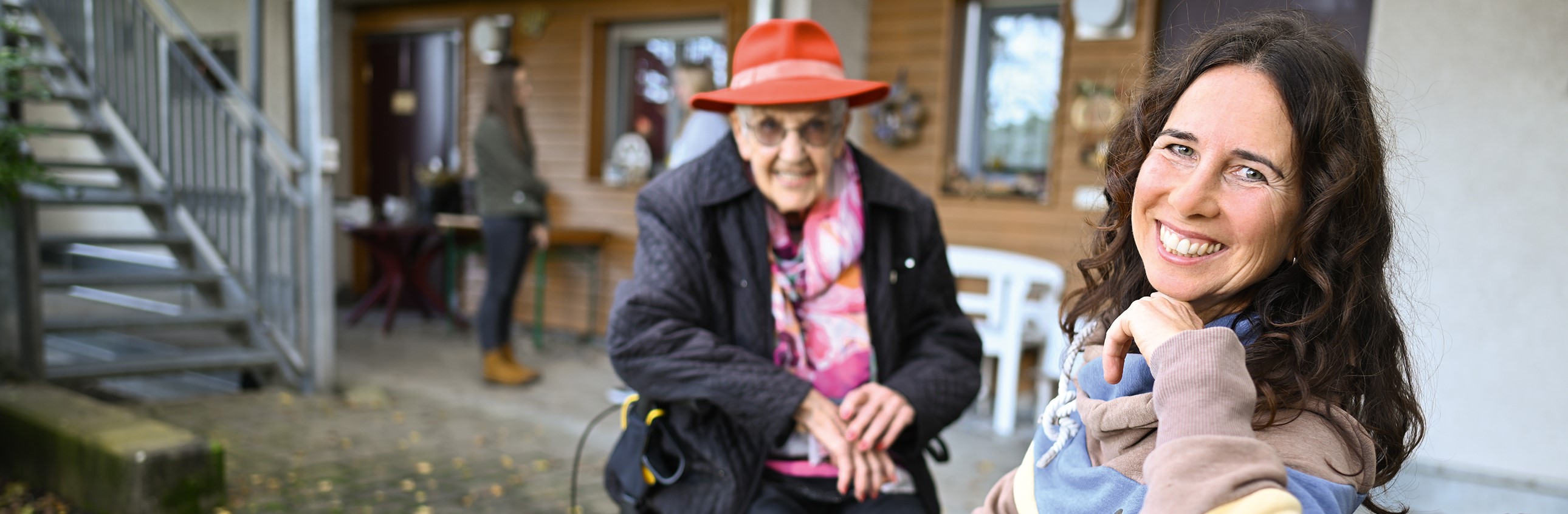 Das Bild zeigt eine junge Frau mit einer Rentnerin