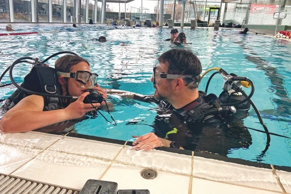 Eiin Traum hat sich erfüllt Das Bild zeigt Annika Bader mit ihrem Trainer im Wasser