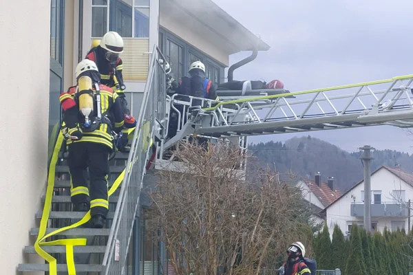 Feuerwehrübung Das Foto zeigt die Feurwehrleute bei der Probe auf einer Treppe.