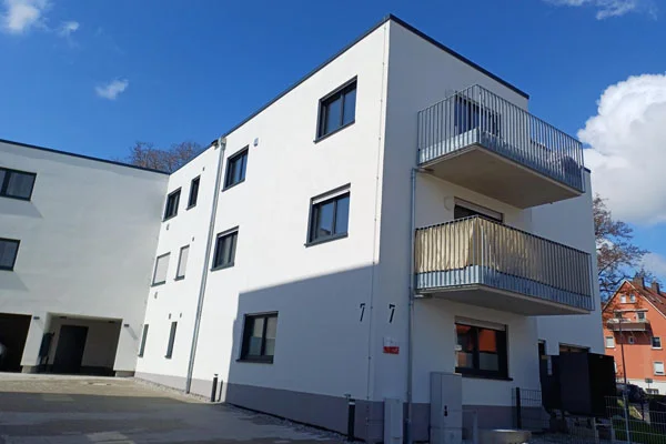 Förderung Aktion Mensch Ein großes weißes Gebäude von außen.