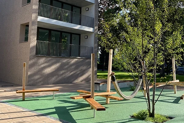 Gemeindeintegriertes Wohnen Ludwigsburg Das Bild zeigt Spielgeräte auf einer Außenanlage
