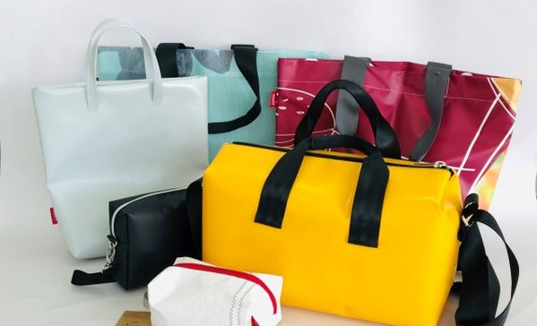 Im Liebenauer Nähwerk entstehen Upcycling-Unikate, darunter Shopper, Sporttaschen und Kosmetiktäschchen. 