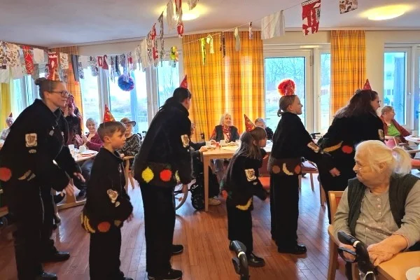 Das Bild zeigt mehrere Menschen in Affenkostümen