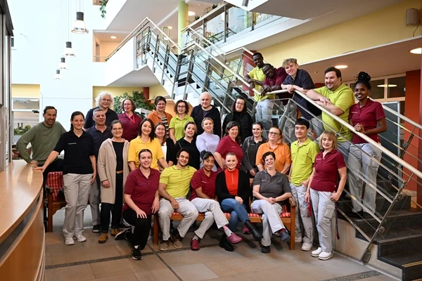 Franziskuszentrum Das Bild zeigt eine große Gruppe von Mitarbeitenden im Franziskuszentrum