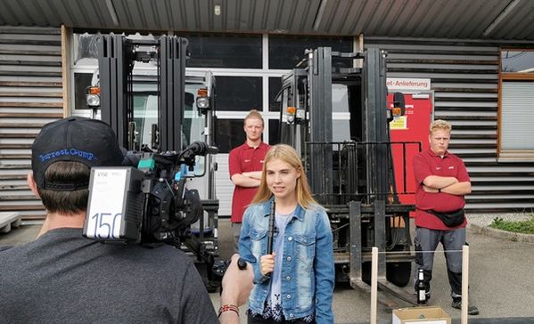 Das Bild zeigt die Reportage der Gabelstapler-Wette