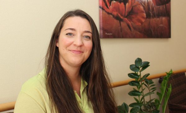 Portraitfoto: Alexa Störk lächelt in die Kamera.