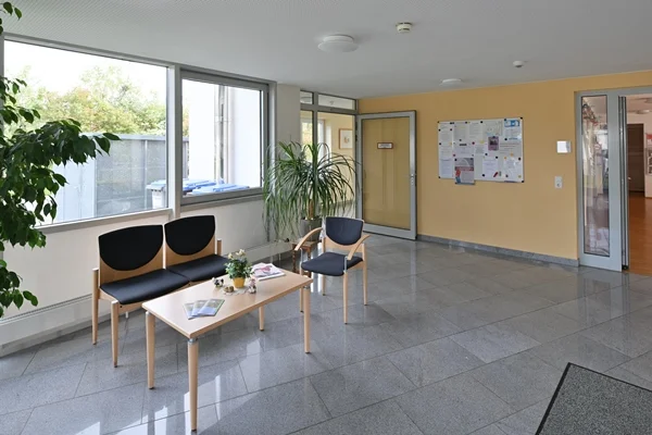 Wohnanlage Berg Das Bild zeigt einen Aufentshaltsbereich mit Sitzplatz