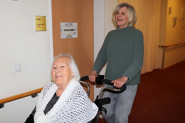 Spende des Fördervereins Das Foto zeigt Claudia Zoll vom Förderverein St. Antonius und Bewohnerin Margarete Fischer bei einer Testfahrt.