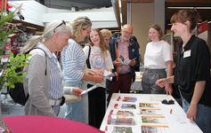 BBW Open Mehrere Personen unterhalten sich an einem Tisch.