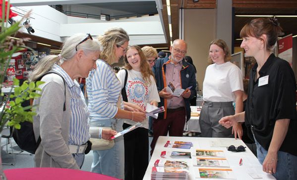 Mehrere Personen unterhalten sich an einem Tisch.