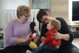 Hilfen für Familien Das Foto zeigt zwei Frauen, die mit einem Kind spielen.