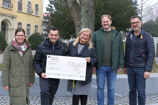 Das Foto zeigt die Spendenübergabe mit Spendencheck.