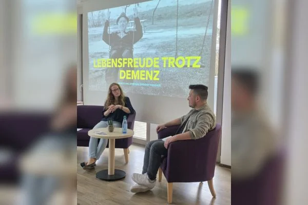 Einrichtungsleiterin Carolyn Thomas und Pflegeblogger Sandro Pé Zwei Menschen sitzen und unterhalten sich
