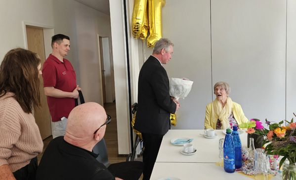 Das Foto zeigt die Geburtstagsfeier.