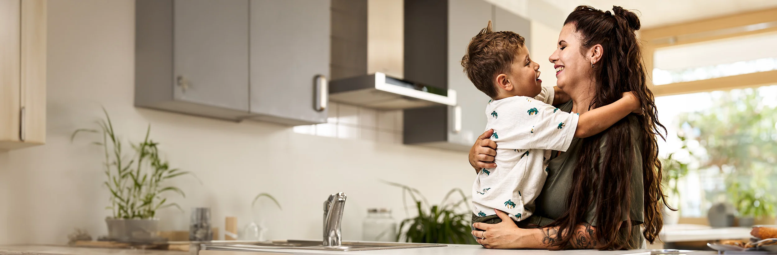 Lächelnde Frau, die ihren Sohn in den Armen hält