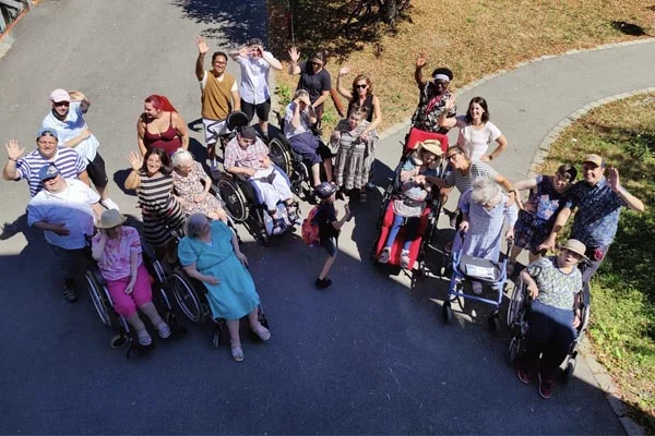 Sommerfest Viele Personen bei einem Gruppenfoto aus der Vogelperspektive fotografiert.