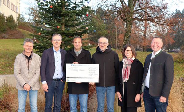 Ein Gruppenbild mit 6 Personen und einem großen Scheck.