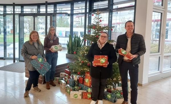 Das Bild zeigt die Überreichung der Geschenke in der St. Lukas-Klinik