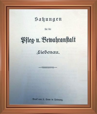 1902, Neue Satzung und Rechtsform der Stiftung. Mit Inkrafttreten des Bürgerlichen Gesetzbuches muss auch über die Rechtsform der Anstalt neu entschieden werden. Nach eingehenden Diskussionen entscheidet sich der St. Johann Verein, der die Anstalt leitet, 1901 für die Rechtsform der Stiftung. Im folgenden Jahr wird die neue Satzung durch das Ministerium des Inneren und durch das Bistum genehmigt. Das Bild zeigt die neue Satzung der Stiftung.