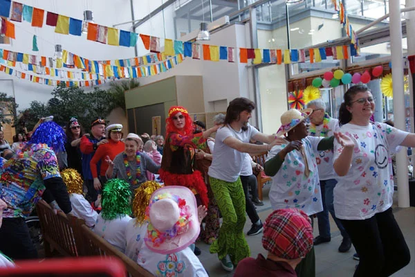 Das Foto zeigt die Polonaise durchs Franziskuszentrum