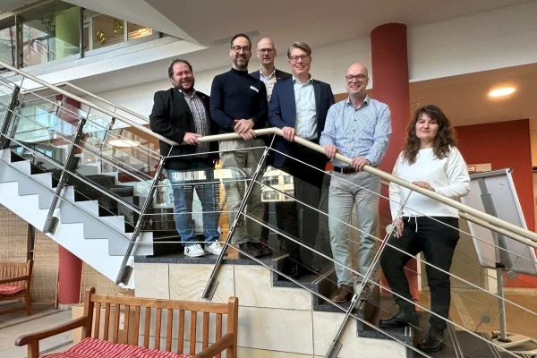 Das Bild zeigt 6 Personen auf einer Treppe im Franziskuszentrum