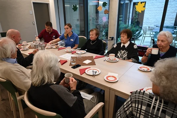 Service-Wohnen Tettnang Das Bild zeigt einen großen Tisch mit Personen