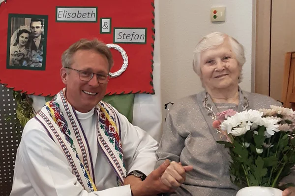 Eiserne Hochzeit Das Foto zeigt den Pfarrer und Elisabeth Feltmann.