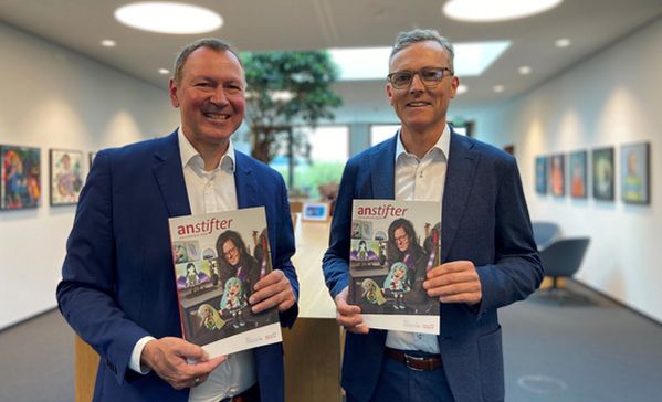 das bild zeigt beide vorstände der stiftung liebenau mit dem neuen jahresbericht in ihren händen.