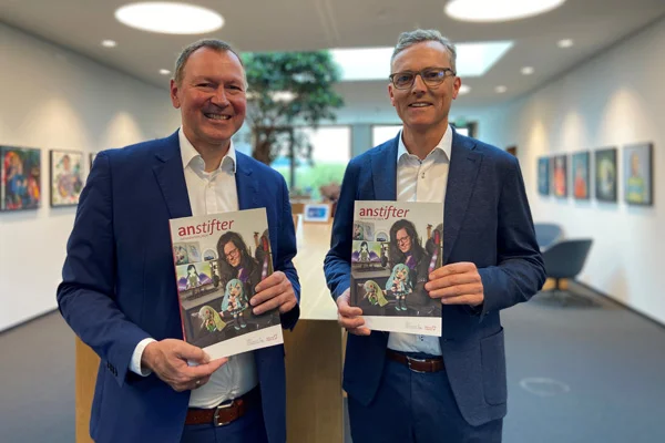 das bild zeigt beide vorstände der stiftung liebenau mit dem neuen jahresbericht in ihren händen.