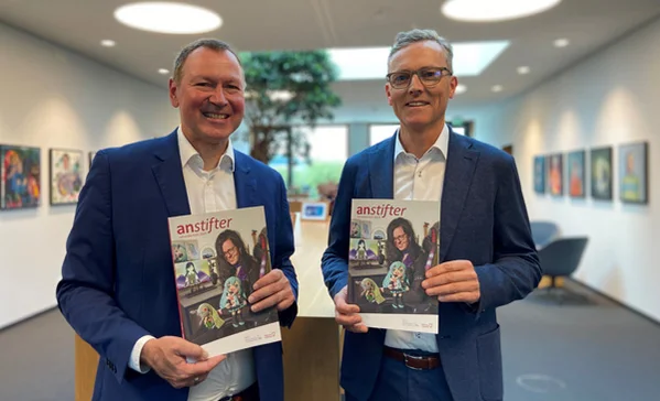 das bild zeigt beide vorstände der stiftung liebenau mit dem neuen jahresbericht in ihren händen.