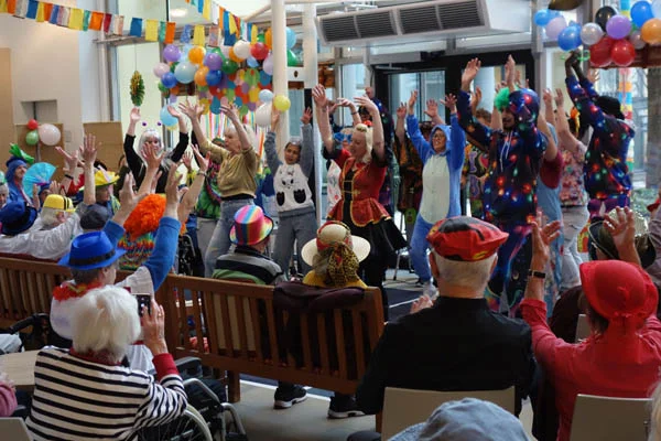 Fasnet Ein Tanzauftritt im Foyer des Franziskuszentrums.