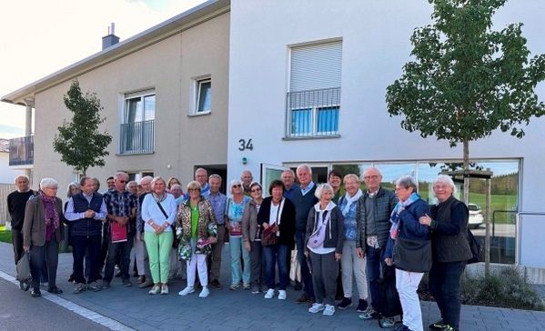 Das Bild zeigt die Besucher vor der Einrichtung in Waldburg.