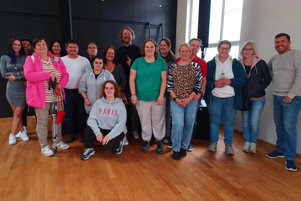 Ein Gruppenfoto mit vielen Personen, die beim Workshop teilgenommen haben.