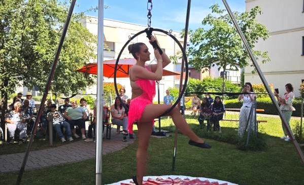 Sommerfest mit Show-Programm im Haus St. Pirmin Das Bild zeigt eine Akrobatin des Zirkus Probst beim Sommerfest im Haus St. Pirmin