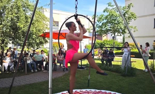 Das Bild zeigt eine Akrobatin des Zirkus Probst beim Sommerfest im Haus St. Pirmin