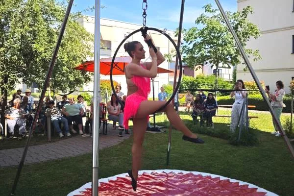Das Bild zeigt eine Akrobatin des Zirkus Probst beim Sommerfest im Haus St. Pirmin