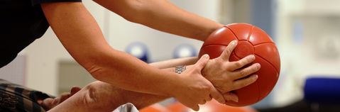 Das Bild zeigt die Hände von zwei Personen mit einem Ball