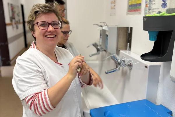 Das Bild zeigt eine Frau beim Händewaschen