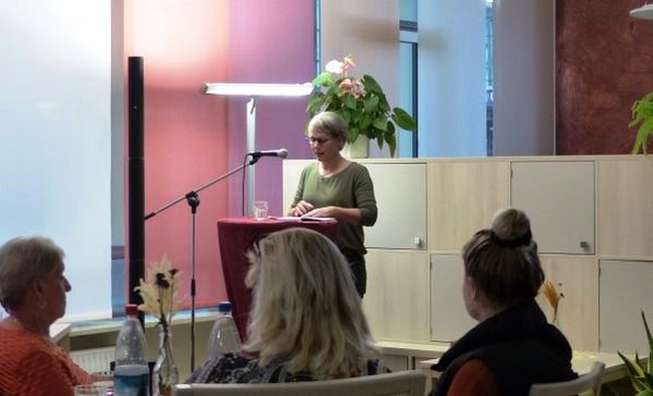 Autorin Julia Kohler las im Franziskuszentrum Friedrichshafen aus ihrem Buch „Pipapo – meine Mama hat ‘nen Vogel“ und ging in einen intensiven Dialog mit dem Publikum. 