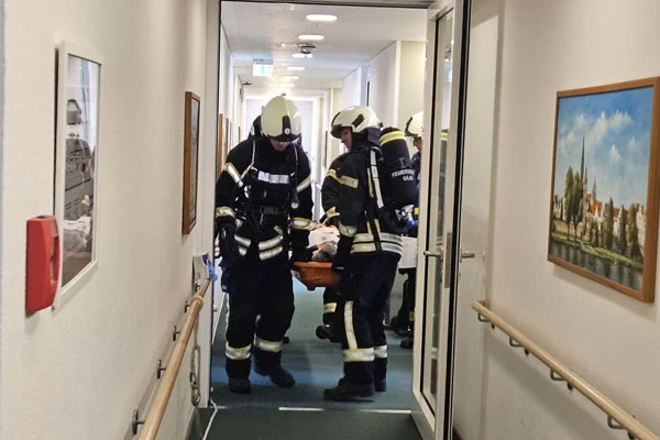 Übung der Feuerwehr Rettungsübung der Feuerwehr im Gang des Pflegeheims