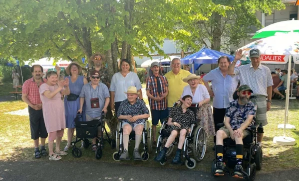 Gruppenbild der Bewohnerinnen und Bewohner sowie Mitarbeitenden.