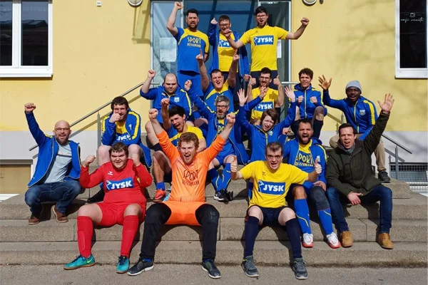 Das Foto zeigt die jubelnde Fußballmannschaft.