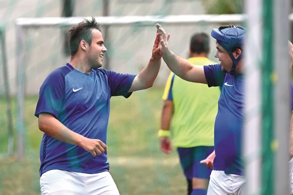 Sport und Bewegung helfen Körper, Geist und Seele Das Bild zeigt zwei Fußballspieler vor dem Tor